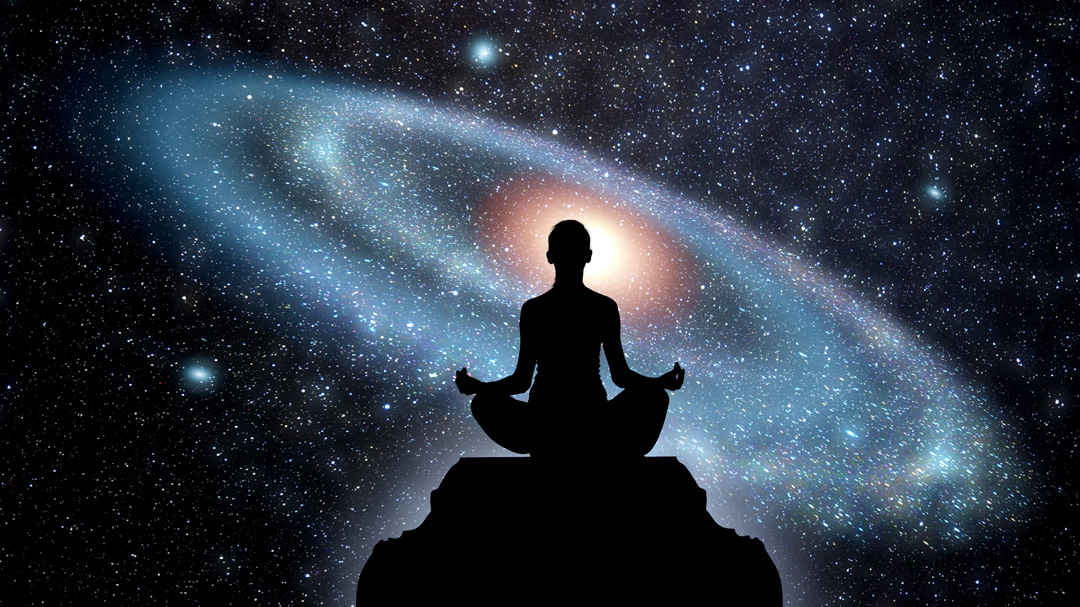 Young woman in yoga pose in front of the background méditation - trésors du vivant